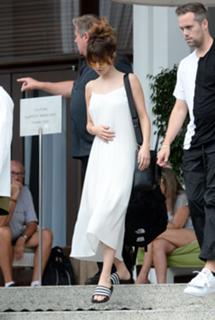 Selena Gomez feet photo thumbnail