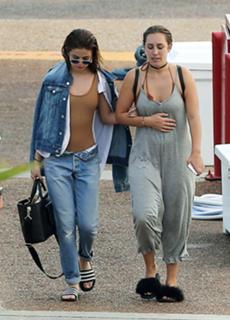 Selena Gomez feet photo thumbnail