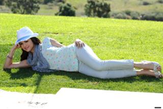 Selena Gomez feet photo thumbnail