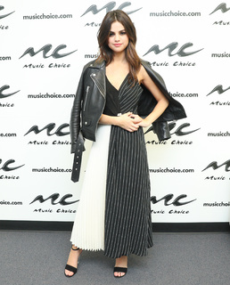 Selena Gomez feet photo thumbnail