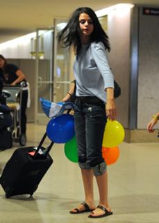 Selena Gomez feet photo thumbnail