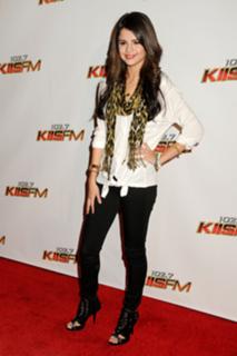 Selena Gomez feet photo thumbnail