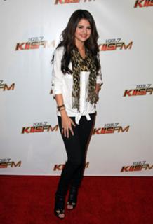 Selena Gomez feet photo thumbnail