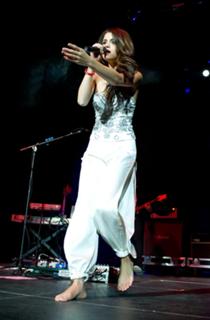 Selena Gomez feet photo thumbnail