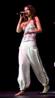 Selena Gomez feet photo thumbnail