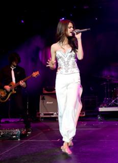 Selena Gomez feet photo thumbnail
