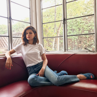 Selena Gomez feet photo thumbnail