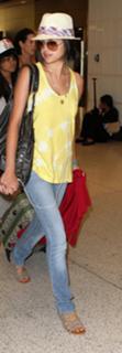 Selena Gomez feet photo thumbnail