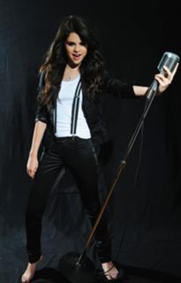 Selena Gomez feet photo thumbnail