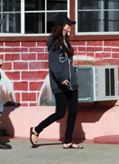 Selena Gomez feet photo thumbnail