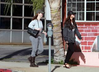 Selena Gomez feet photo thumbnail