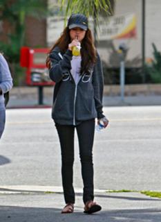 Selena Gomez feet photo thumbnail