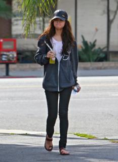 Selena Gomez feet photo thumbnail