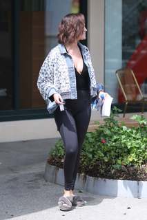 Selena Gomez feet photo thumbnail