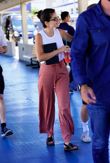 Selena Gomez feet photo thumbnail