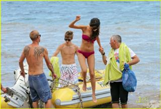 Selena Gomez feet photo thumbnail