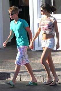 Selena Gomez feet photo thumbnail