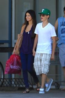 Selena Gomez feet photo thumbnail