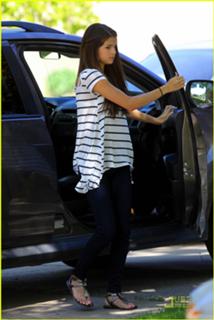 Selena Gomez feet photo thumbnail