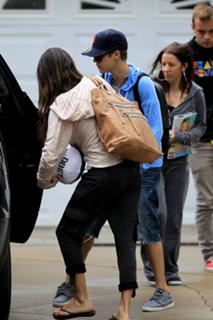 Selena Gomez feet photo thumbnail