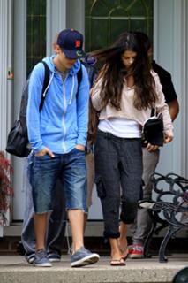 Selena Gomez feet photo thumbnail