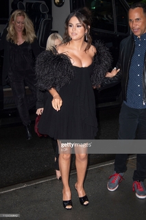 Selena Gomez feet photo thumbnail