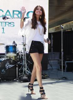 Selena Gomez feet photo thumbnail