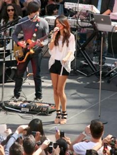 Selena Gomez feet photo thumbnail