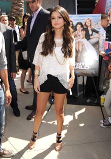 Selena Gomez feet photo thumbnail