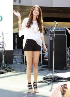 Selena Gomez feet photo thumbnail