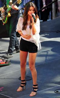 Selena Gomez feet photo thumbnail