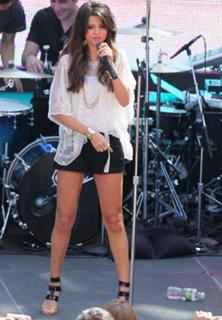 Selena Gomez feet photo thumbnail