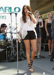 Selena Gomez feet photo thumbnail