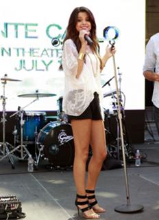 Selena Gomez feet photo thumbnail