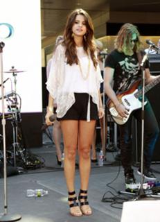 Selena Gomez feet photo thumbnail