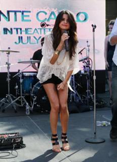 Selena Gomez feet photo thumbnail