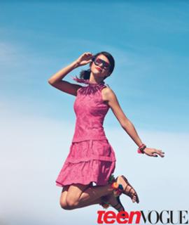 Selena Gomez feet photo thumbnail