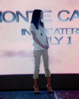 Selena Gomez feet photo thumbnail