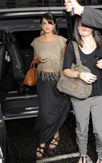 Selena Gomez feet photo thumbnail