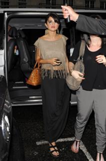 Selena Gomez feet photo thumbnail