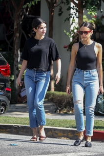 Selena Gomez feet photo thumbnail