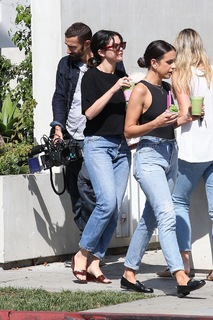Selena Gomez feet photo thumbnail