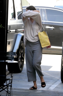Selena Gomez feet photo thumbnail