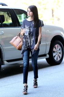 Selena Gomez feet photo thumbnail