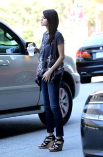 Selena Gomez feet photo thumbnail