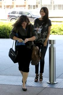 Selena Gomez feet photo thumbnail