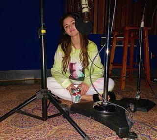 Selena Gomez feet photo thumbnail