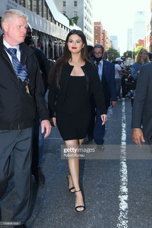 Selena Gomez feet photo thumbnail