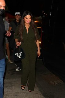 Selena Gomez feet photo thumbnail