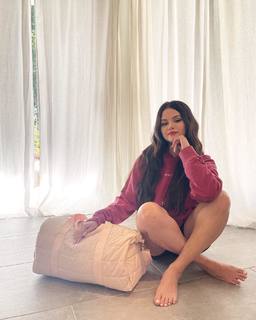 Selena Gomez feet photo thumbnail